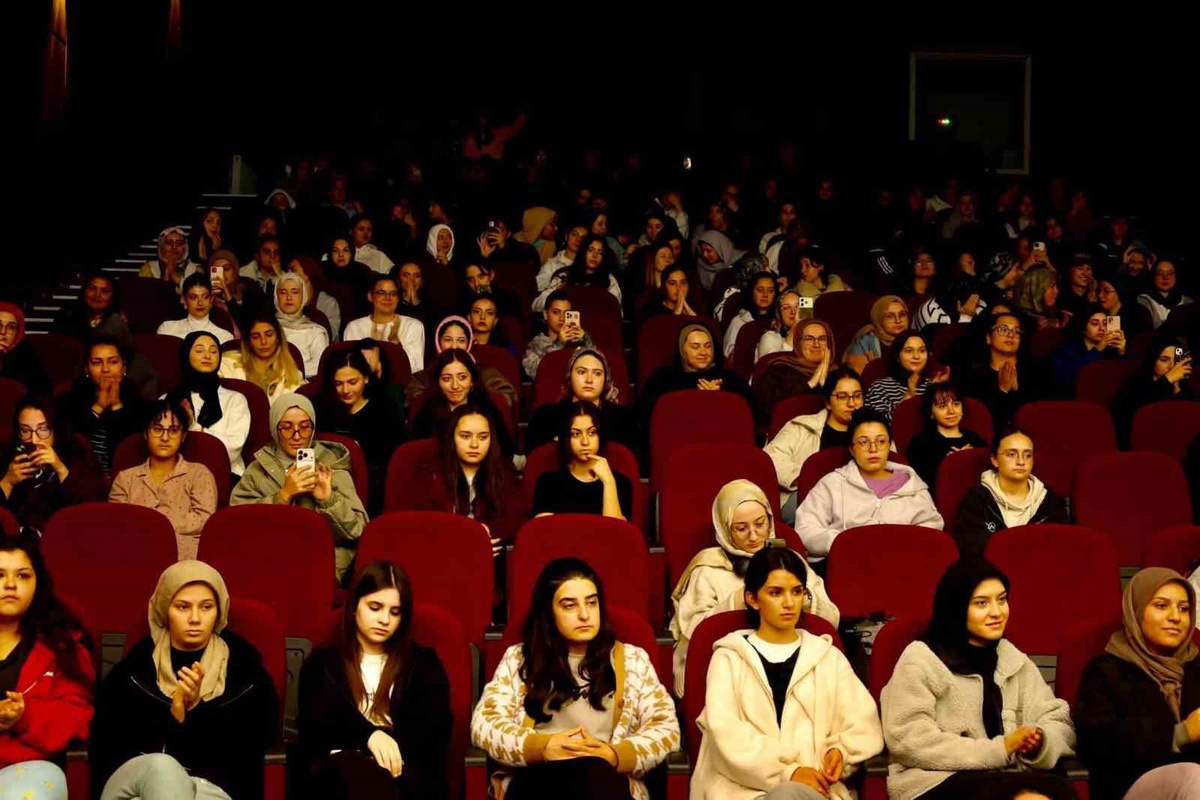 Halk Şairi Neşet İçöz, Bilecik\'te Neşet Ertaş anma programında türküleri seslendirdi