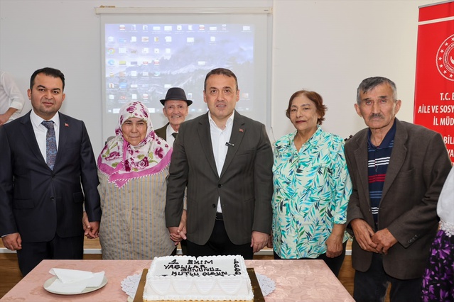 Bilecik Valisi Sözer huzurevi ziyaretinde yaşlıları dinledi, pasta kesildi