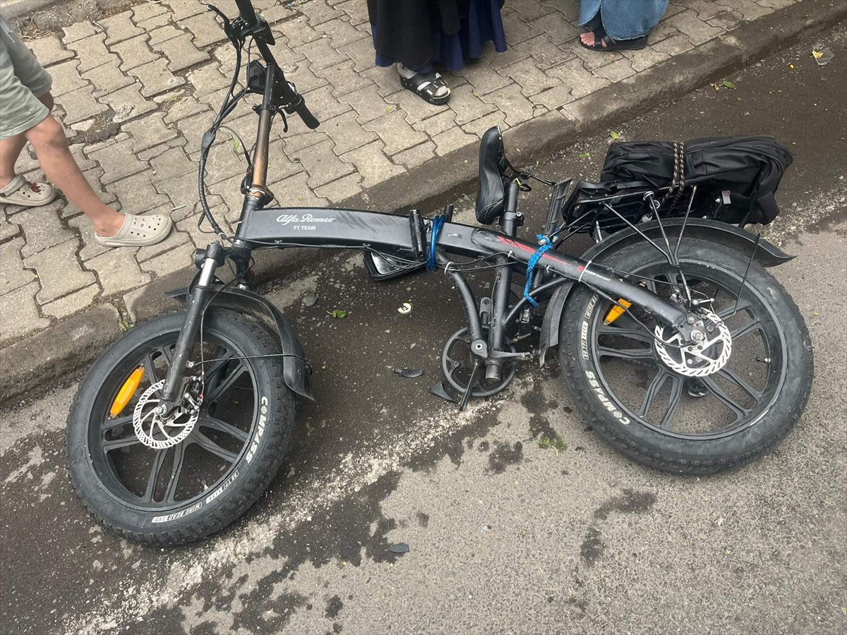 Bingöl\'de taksinin çarptığı elektrikli bisikletteki 2 çocuk yaralandı