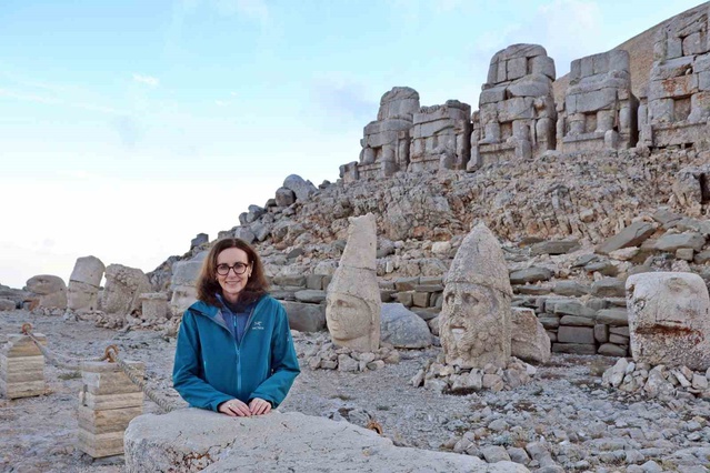 Nemrut'ta Büyükelçi Anderson'a 34 yıllık görevliden fotoğraf hediyesi verildi