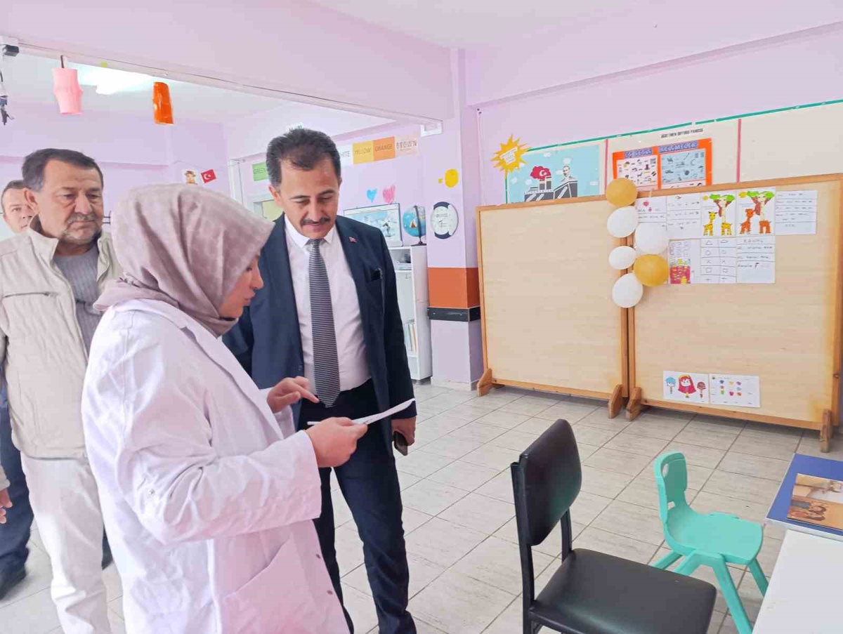 Bolvadin Milli Eğitim Müdürü Keleş, Bayramer Okulu\'nda projeleri değerlendirdi