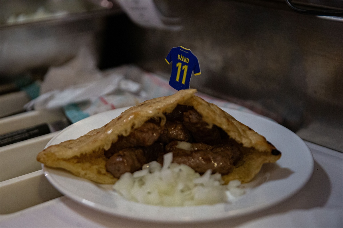 Bosna Hersek\'te köfteciler, milli takıma veda eden Dzeko\'ya 11\'li porsiyon sunuyor