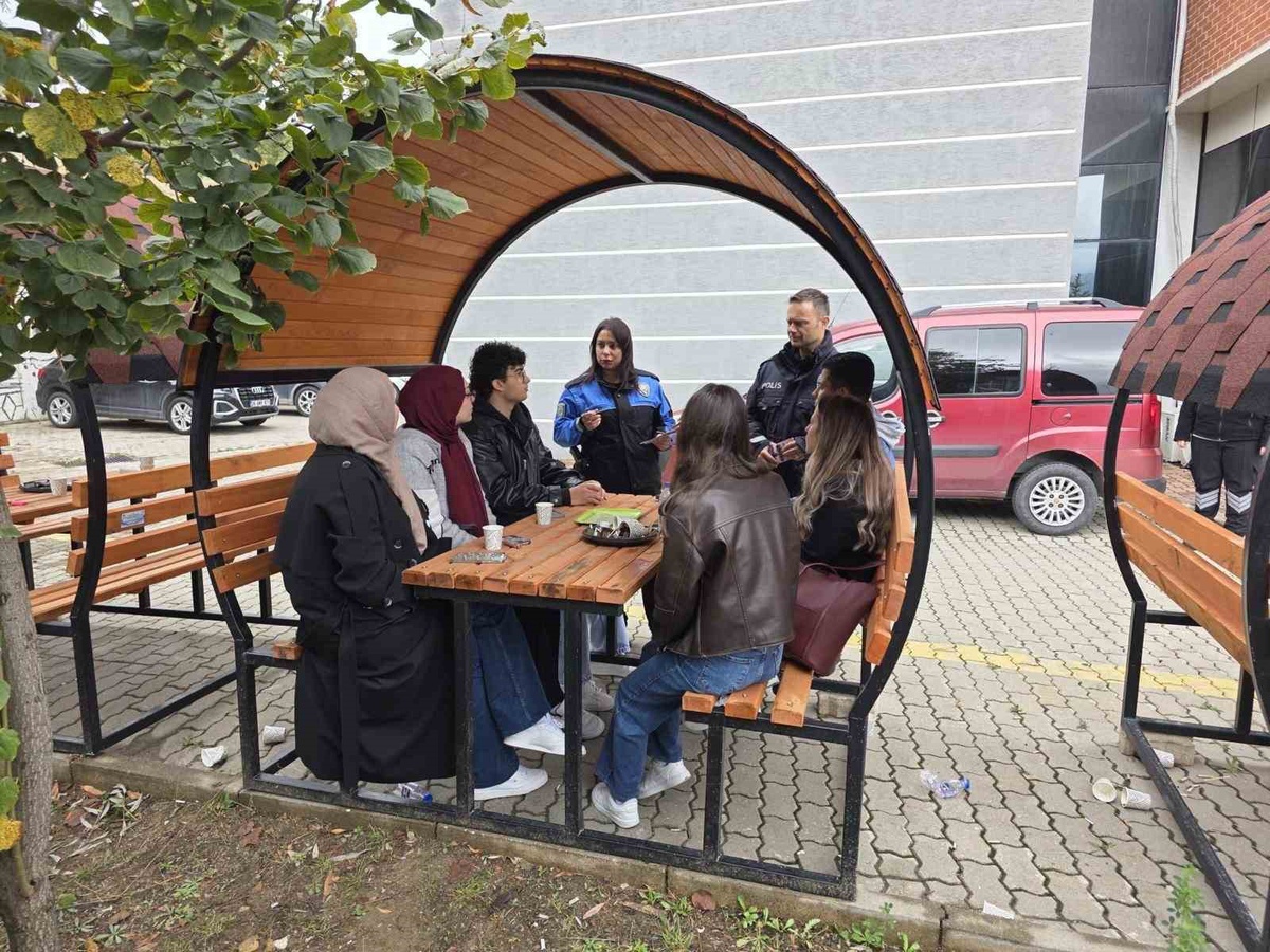 Bozüyük\'te polis, üniversite öğrencilerine KADES ve dolandırıcılık eğitimi verdi
