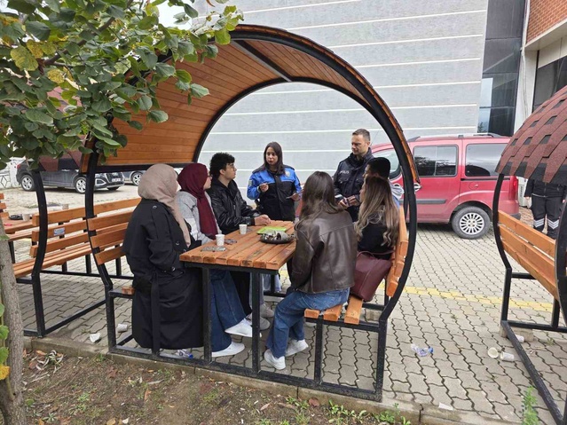 Bozüyük'te polis, üniversite öğrencilerine KADES ve dolandırıcılık eğitimi verdi