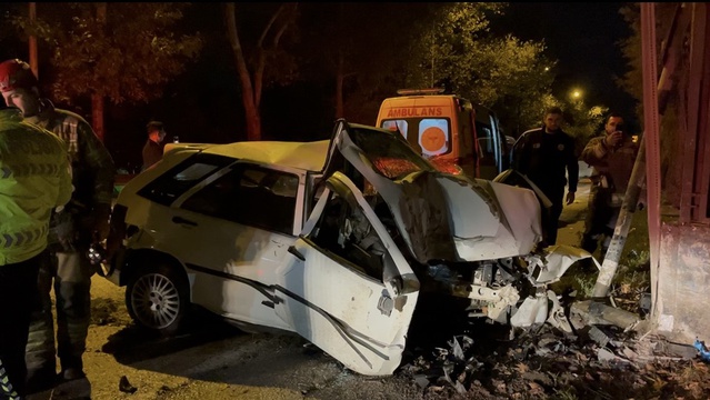 Bursa Osmangazi'de duvara çarpan otomobilde sıkışan sürücüyü itfaiye kurtardı