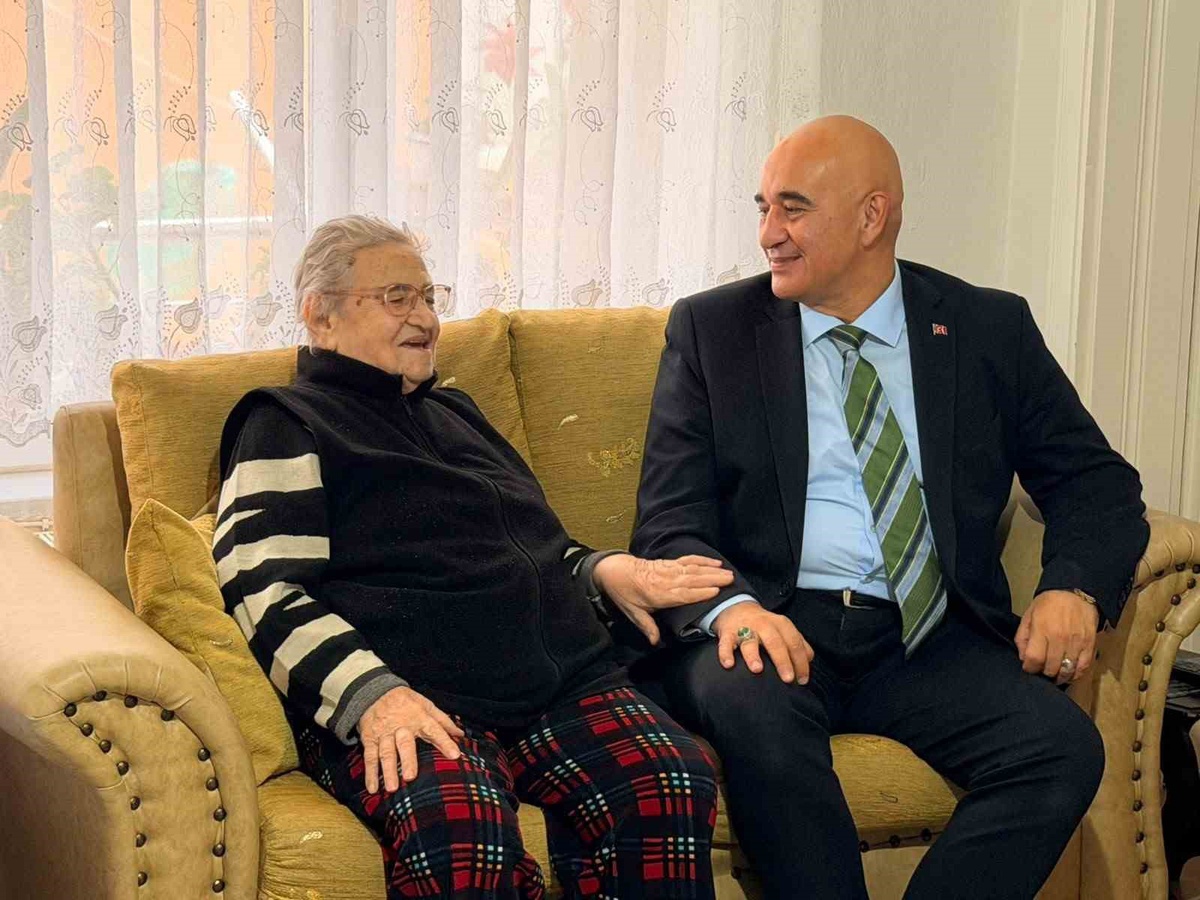 Çanakkale İl Sağlık Müdürü Görgülü, evde bakım alan yaşlıları ziyaret ederek kutladı