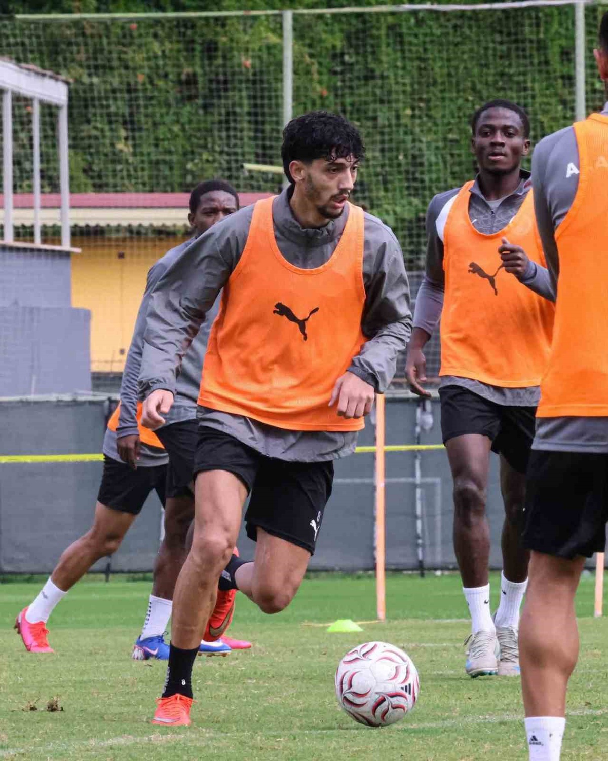 Corendon Alanyaspor, Erzurumspor FK maç hazırlığında pas ve dar alan çalıştı