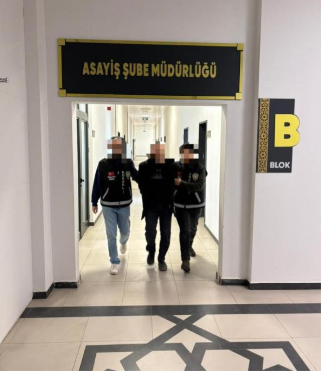 Dehşet anları kamerada! Kasklı katil tırın altından &ccedil;ıkıp kardeşini b&ouml;yle &ouml;ld&uuml;rd&uuml;