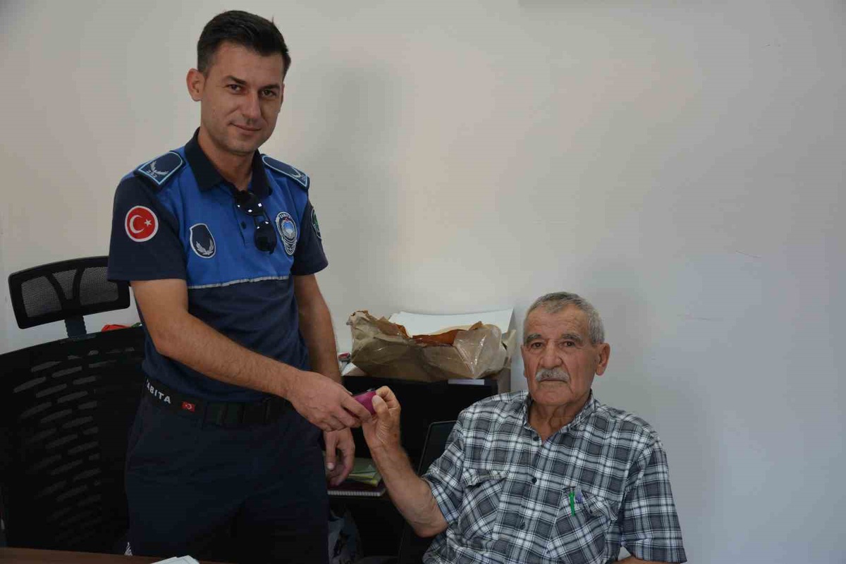 Demirci\'de Kıbrıs Gazisi Ahmet Ünalan, 400 bin liralık ziyneti zabıtaya teslim etti