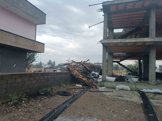 Diyarbakır Bismil'de fırtına cami minaresini devirdi, tarım arazileri zarar gördü