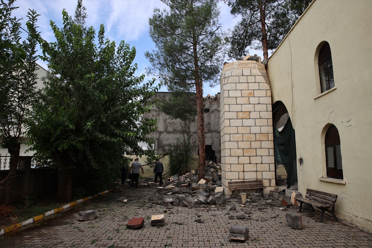 Diyarbakır Bismil\'de sağanak ve fırtına İhlas Camisi\'ne hasar verdi, minare yıkıldı