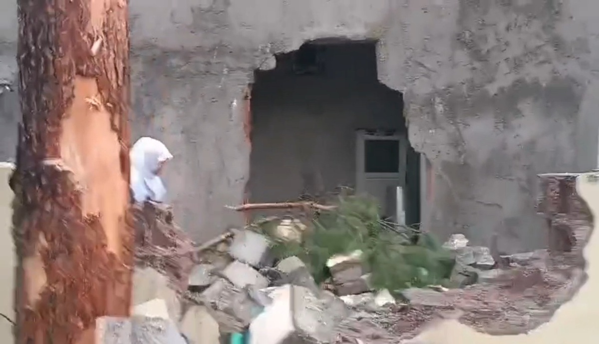 Diyarbakır Bismil\'de kuvvetli rüzgar İhlas Camisi\'nin minaresini evin damına devirdi