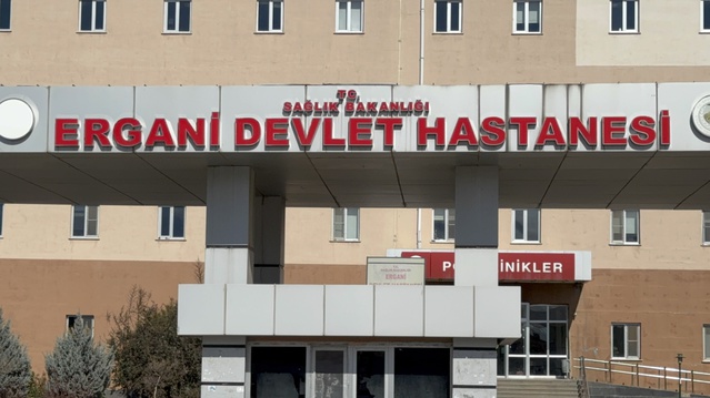 Diyarbakır Ergani'de devrilen arıza kamyonetinde 5 işçi ağır yaralandı