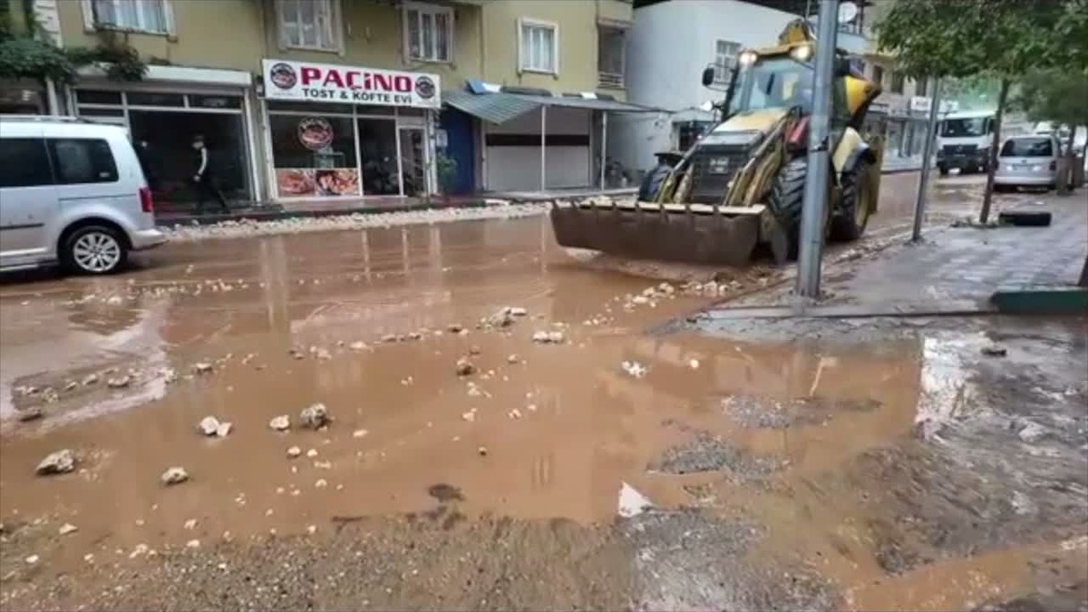 Diyarbakır Silvan\'da sağanak taşkına dönüştü, belediye ekipleri çalışma başlattı