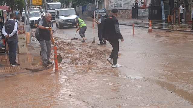 Diyarbakır Silvan'da sağanak ve dolu taşkın oluşturdu, ev ve iş yerlerini su bastı