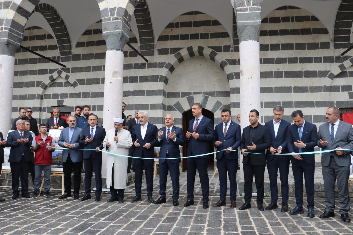 Depremde hasar gören 10 camiden 6\'sı Diyarbakır ve Bingöl\'de törenle ibadete açıldı