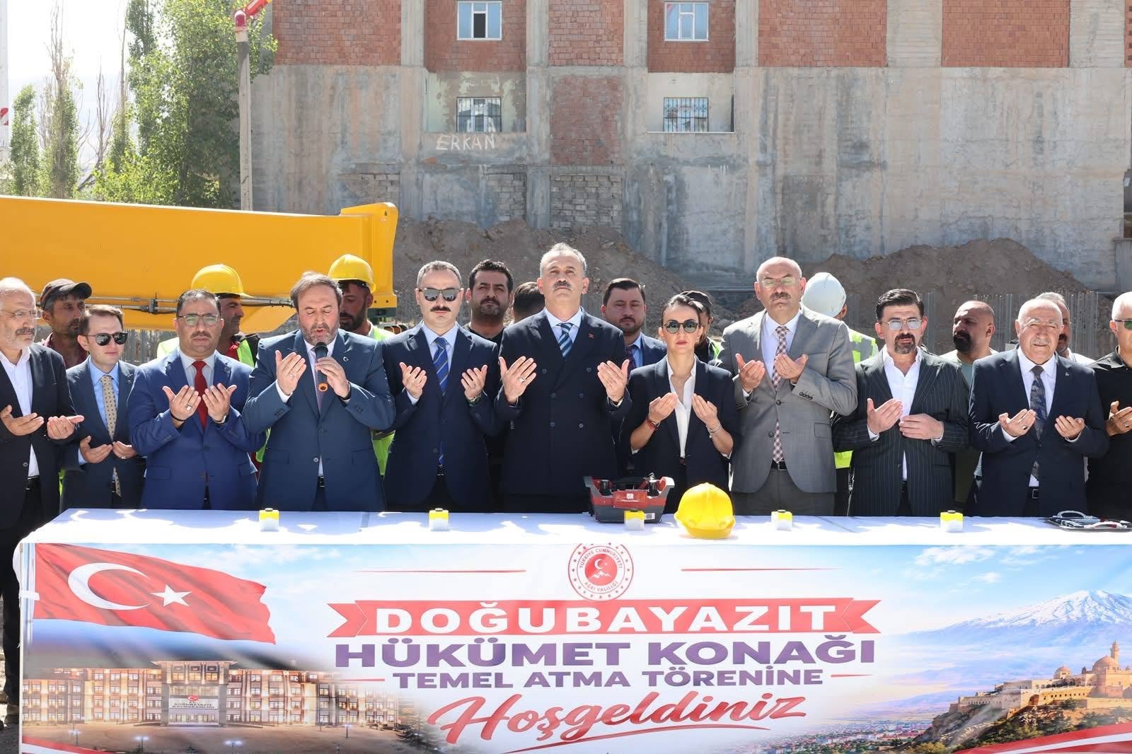 Doğubayazıt'ta Yeni <a class='keyword-sd' href='/hukumet/' title='Hükümet'>Hükümet</a> Konağı'nın temeli Vali <a class='keyword-sd' href='/bozkurt/' title='Bozkurt'>Bozkurt</a>'un katılımıyla atıldı