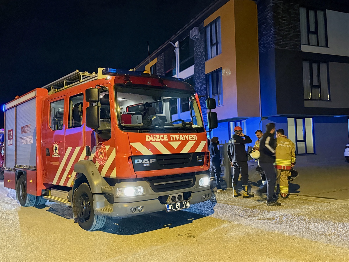 Düzce\'de çamaşır kurutma makinesi yangını söndürüldü, 2 kişi dumandan etkilendi