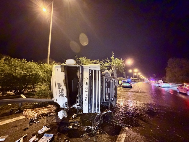 Düzce'de parfüm yüklü tır refüje çarparak devrildi, sürücü hafif yaralandı