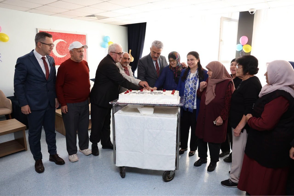 Düzce Valisi Makas ve eşi, Yaşlılar Günü\'nde huzurevi sakinleriyle sohbet etti
