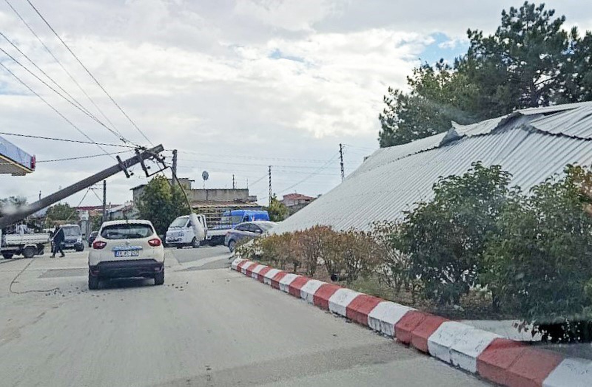 Edirne Havsa\'da rüzgarla uçan çatı elektrik direklerine ve tıra zarar verdi