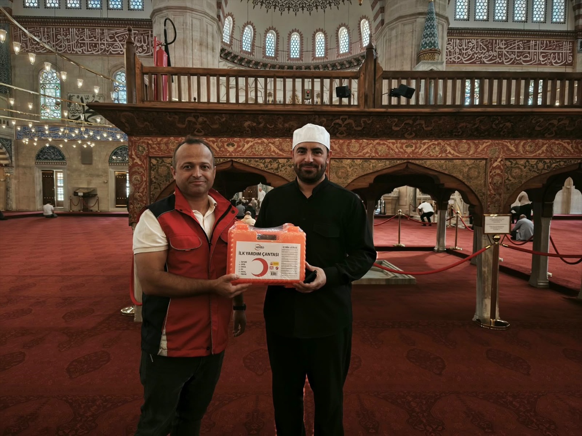 Vakıflar, Edirne ve Kırklareli\'de 50 cami ve Kur\'an kursuna ilk yardım seti ulaştırdı