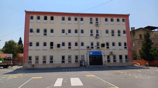 Eğitim Sen İzmir 2 No'lu Şube: Bayraklı'da bir ortaokulda öğrencinin çantasında bıçak ve silah bulunduğu tespit edildi