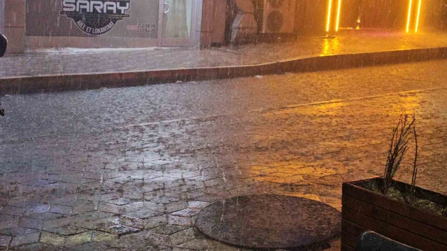 Elazığ'da akşam bastıran sağanak, cadde ve sokakları dereye çevirdi, ulaşım aksadı