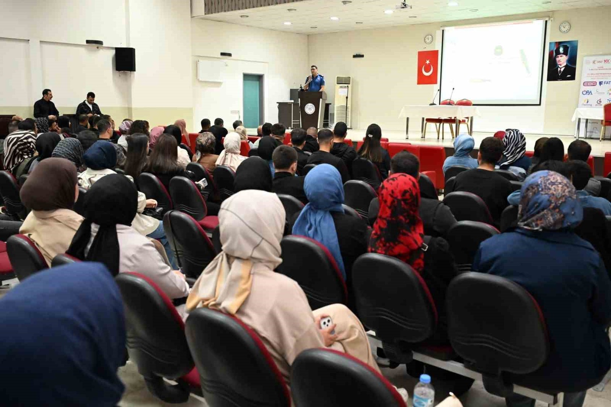 Elazığ\'da Çocuk Şube ekipleri, 329 okul bahçe görevlisine dedektör eğitimi verdi