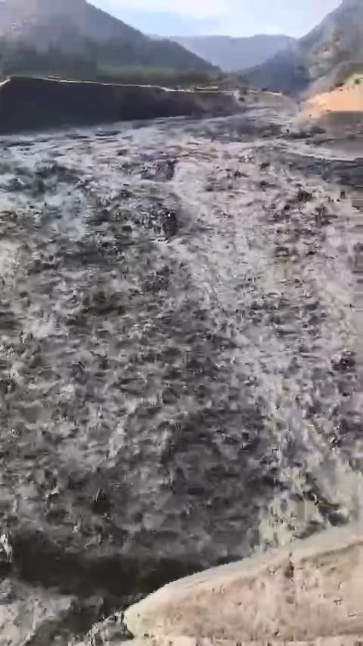 Elazığ\'da aralıklarla süren sağanak Palu Kırbulak\'ta sele neden oldu
