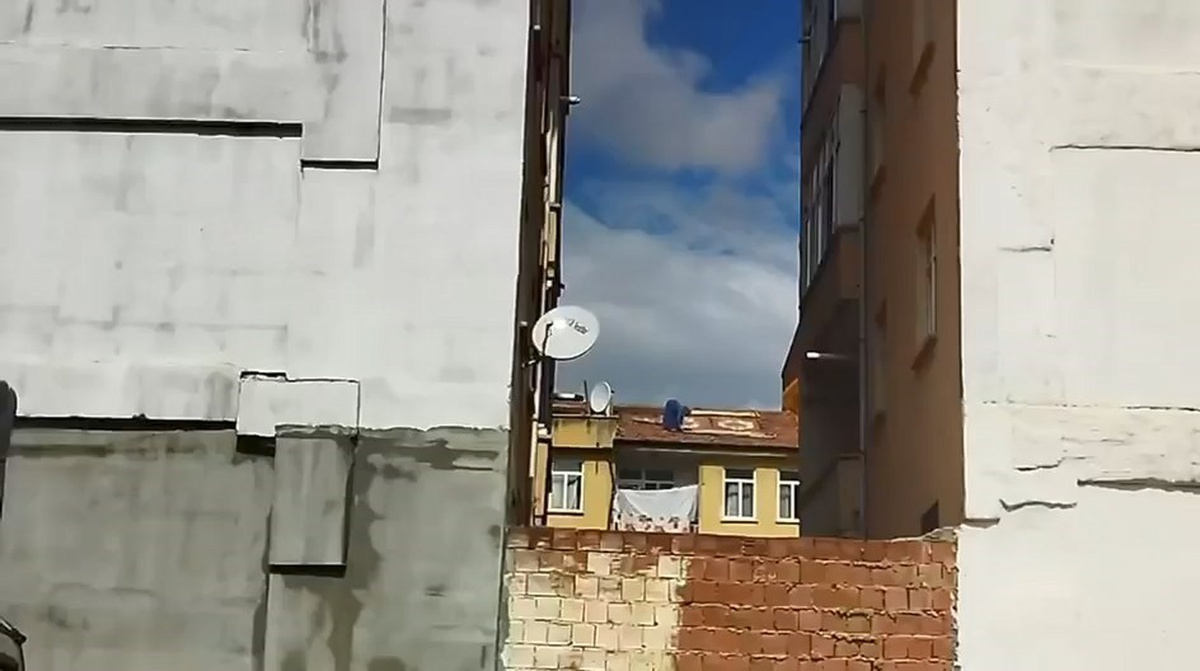 Elazığ\'da kadının çatıya tedbirsiz çıkıp halı serme anları kameraya yansıdı