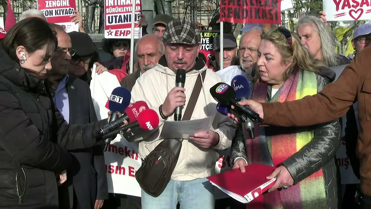 Emekliler, Kadıköy\'de Ali Şekeroğlu\'nu andı, iktidara seslendi: Artık bıçak kemiğe dayanmıştır! Feryadı duyun!