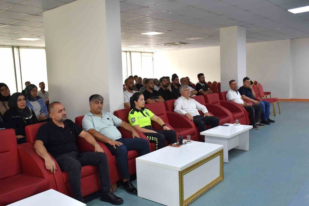 Batman\'da 2026-2027\'de servis şoförleri ve rehberlere trafik eğitimi verildi