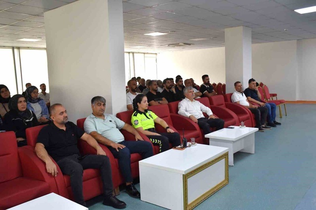 Batman'da 2026-2027'de servis şoförleri ve rehberlere trafik eğitimi verildi