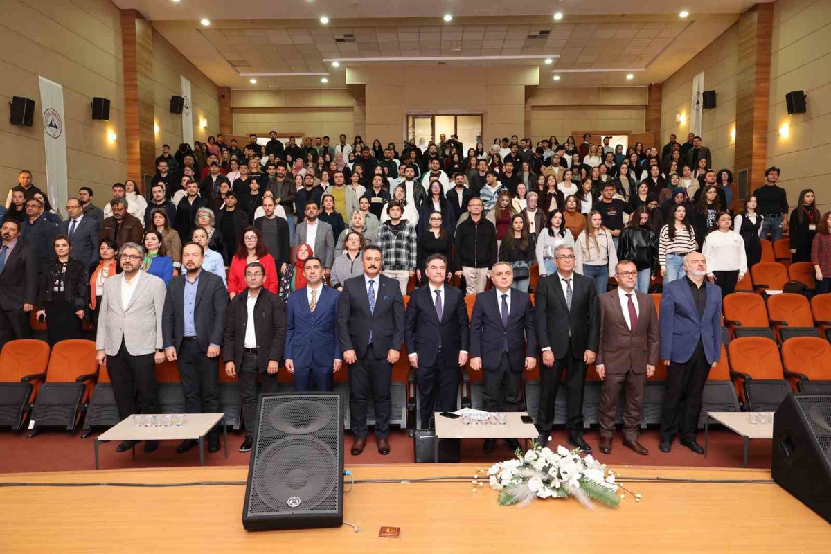Prof. Dr. Zakir Avşar, ERÜ açılış dersinde \'Terörsüz Türkiye İletişimi\'ni anlattı