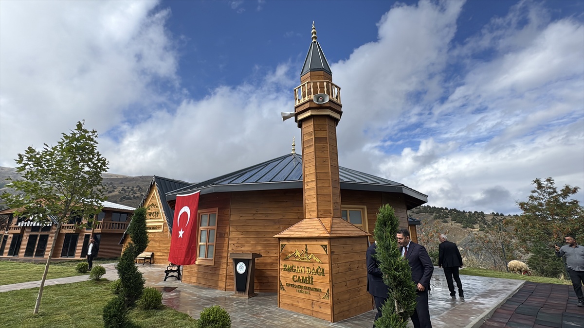 Erzincan\'da Yavuz Çakır\'ın Ergan Dağı\'nda yaptırdığı 100 kişilik cami ibadete açıldı