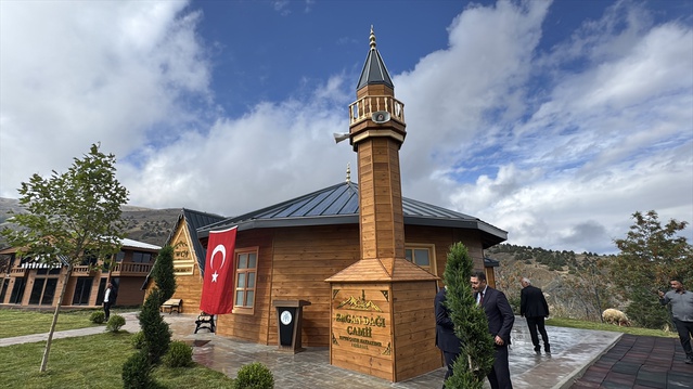 Erzincan'da Yavuz Çakır'ın Ergan Dağı'nda yaptırdığı 100 kişilik cami ibadete açıldı