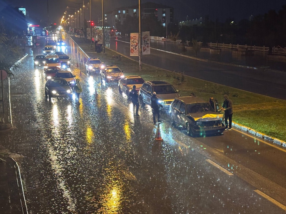 Erzincan’da sağanak yağış kazayı beraberinde getirdi: 5 araç çarpıştı