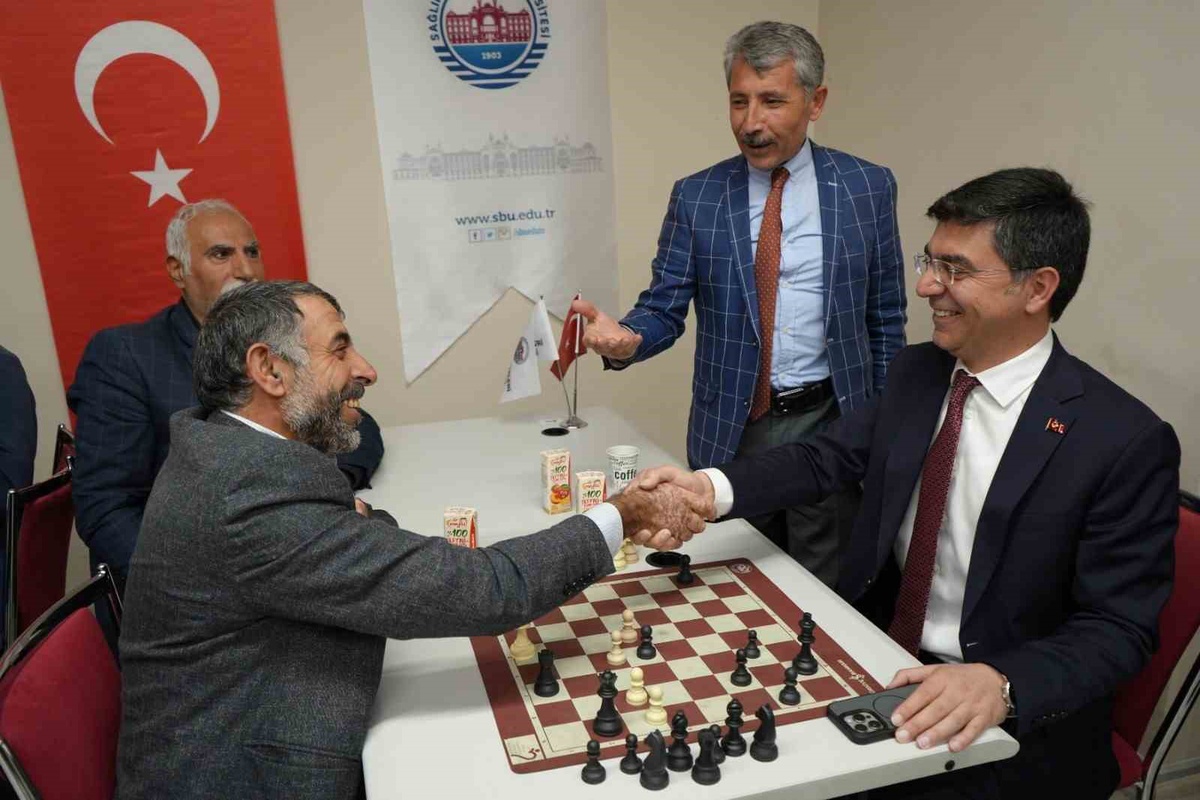 Erzurum\'da 65 yaş üstü satranç tutkunları ve sağlık çalışanları aynı masada buluştu