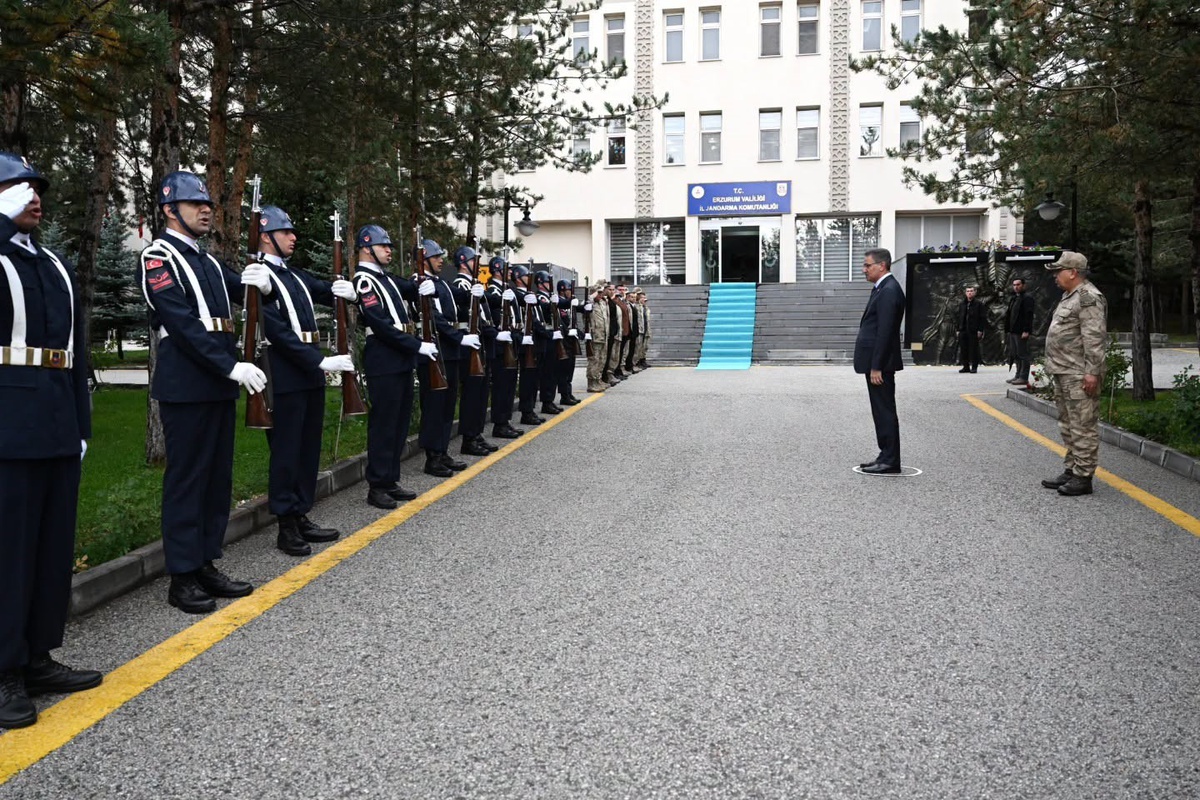 Erzurum Valisi Baruş, İl Jandarma Komutanı Yıldız\'ı makamında ziyaret etti