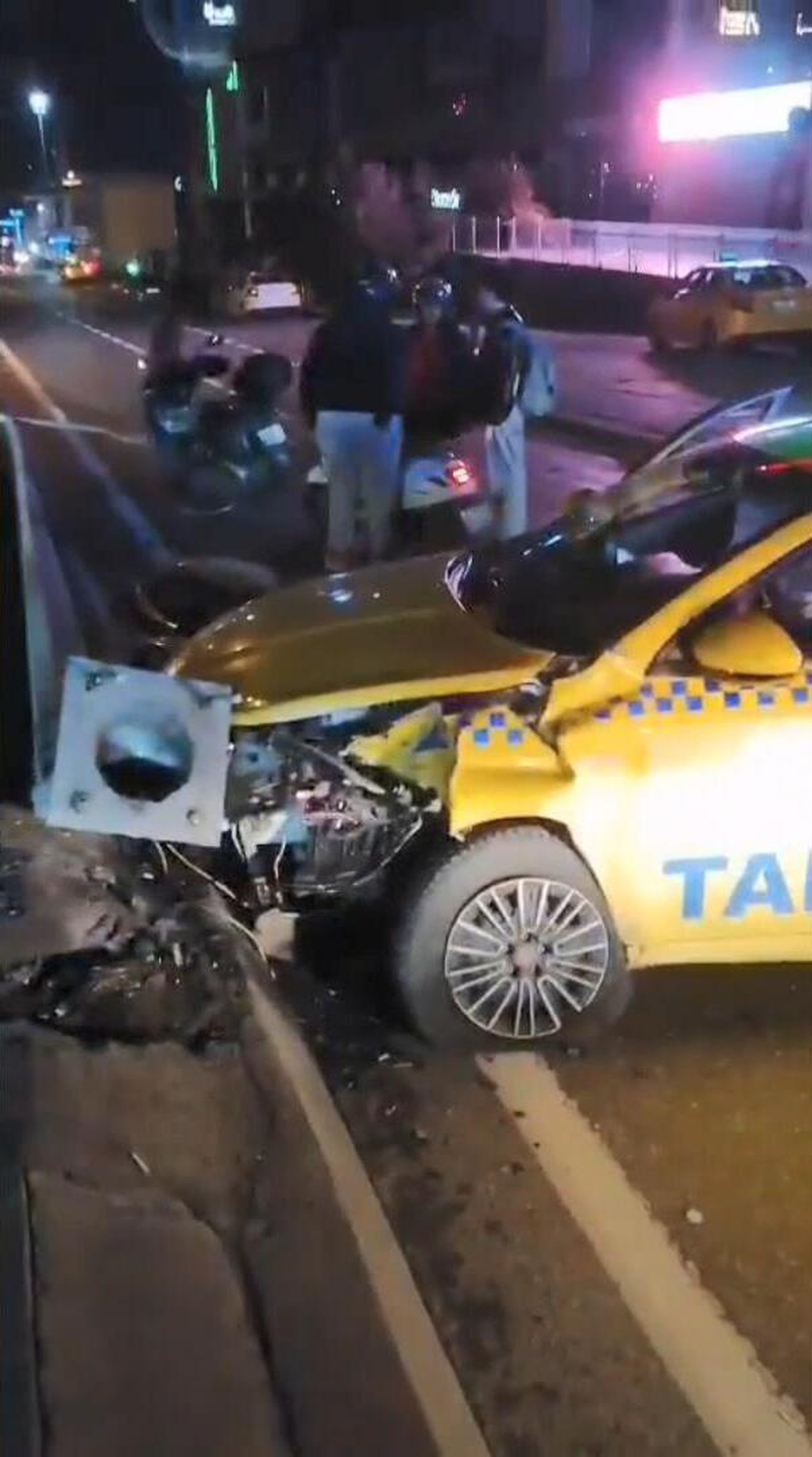 Esenyurt\'ta taksi E-5 yan yolda elektrik direğine çarptı, şoför kurtarılamadı