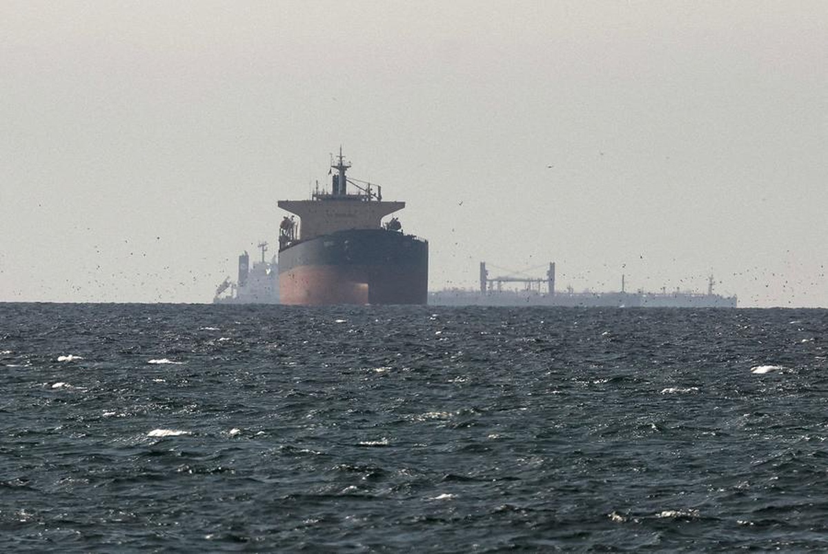 Fars\'a göre Hürmüz\'de kuralları ihlal eden 2,5 milyon varillik tanker vurulup yandı