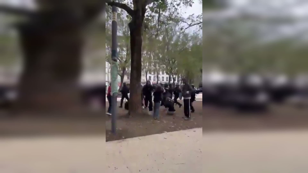 Fransa\'da öğrenci protestolarında en az 65 personel yaralandı, 400 okul kapatıldı