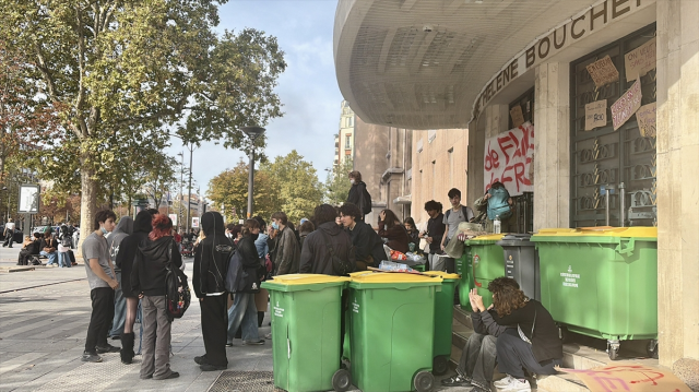 Fransa&rsquo;da eğitim protestoları b&uuml;y&uuml;yor: 400&rsquo;den fazla okul kapatıldı