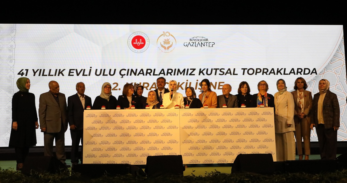 Ulu Çınarlar projesinde 41 yıl ve üzeri evli 1000 çift Gaziantep\'ten Umre\'ye gidecek