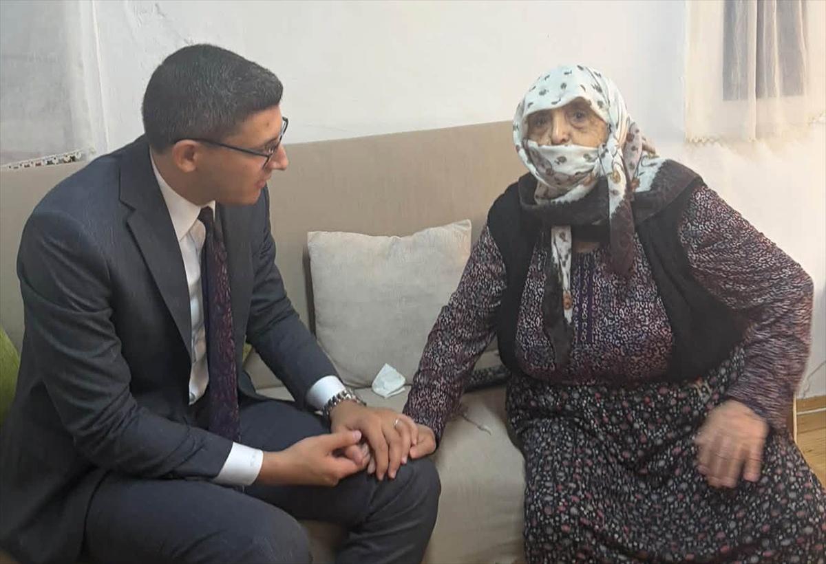 Yaşlılar Günü\'nde Güdül Kaymakamı Akar, yaşlıları evlerinde ziyaret etti