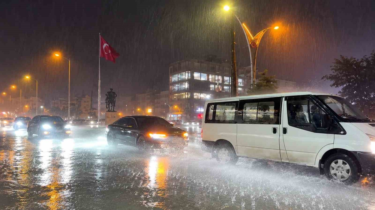 Hakkari\'de yağmur hayatı olumsuz etkiledi, bazı vatandaşlar iş yerlerine sığındı