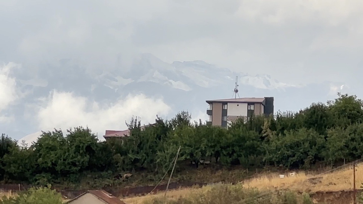 Hakkari Yüksekova\'da soğuk hava sonrası Cilo Dağları\'na mevsimin ilk karı yağdı