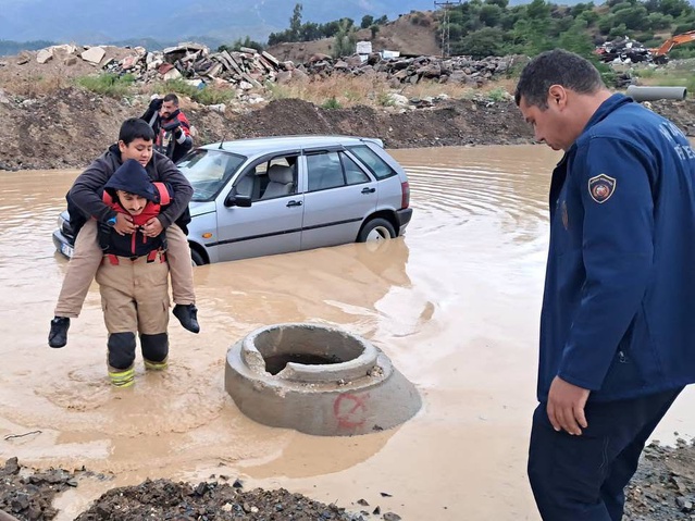 Antakya'da sağanakta arızalanan otomobilde mahsur kalan öğrencileri itfaiye kurtardı