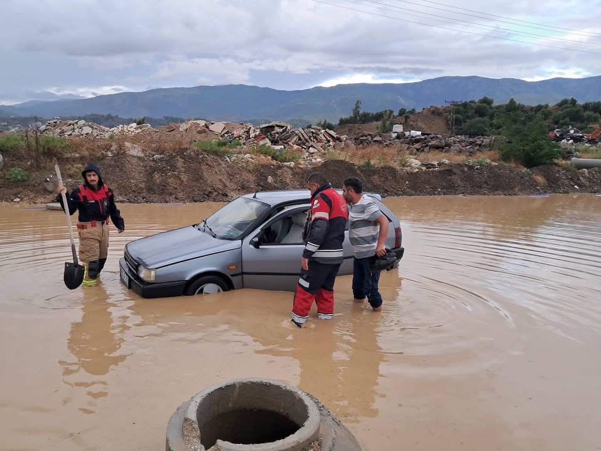 Hatay Antakya\'da suyla kaplı yolda mahsur kalan çocuk ve yetişkin kurtarıldı